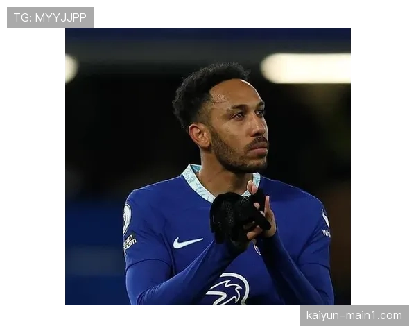 奥巴梅扬成马赛反击利器 左路传跑连线制造威胁 奥巴梅扬成马赛反击利器 左路传跑连线制造威胁